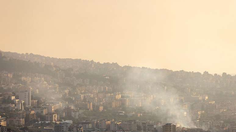 Fumaça sobe no local dos ataques aéreos israelenses em 28 de setembro de 2024, nos subúrbios ao sul de Beirute, Líbano