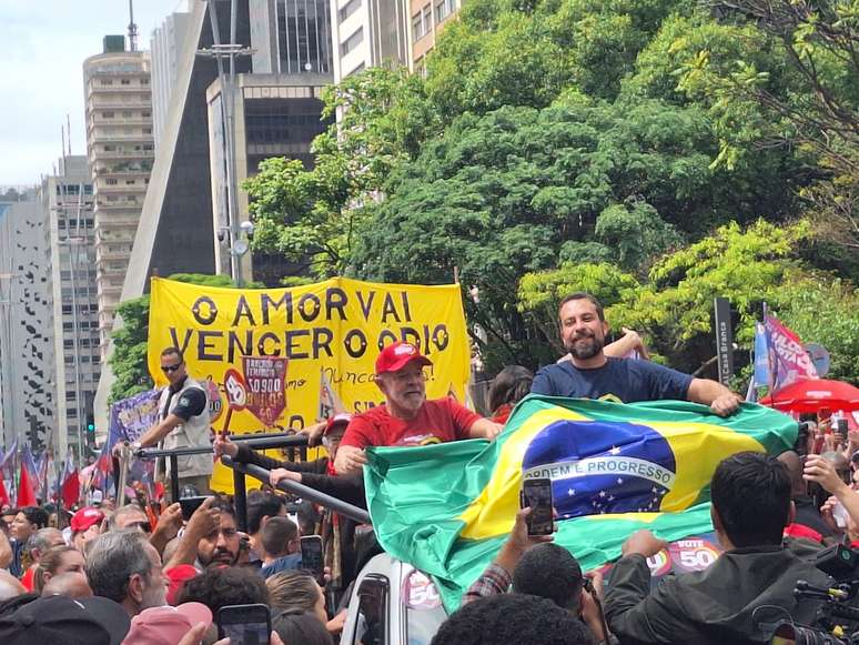 Boulos e Lula em carreata na Avenida Paulista em véspera de primeiro turno