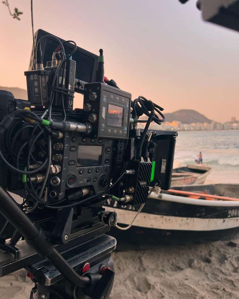 Son of Leticia Spiller and Marcelo Novaes placed behind the scenes of the soap opera and the resemblance to his father is striking