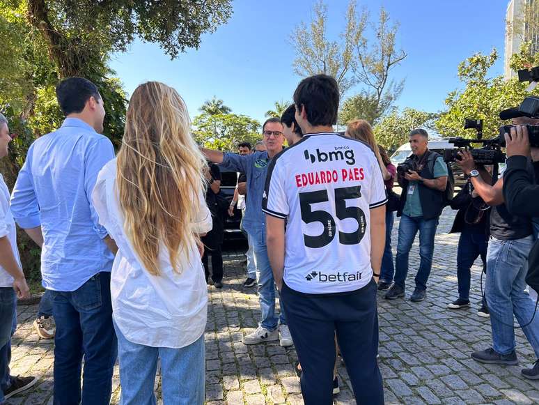 Um dos filhos de Eduardo Paes estava vestindo uma camisa do Vasco