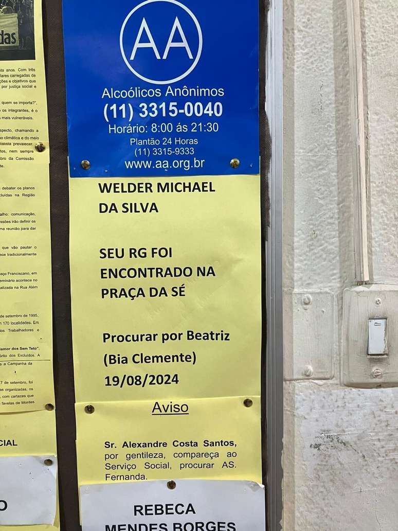 Cartazes avisam sobre documentos encontrados no Chá do Padre, na Sé