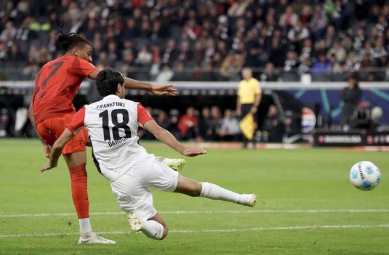 Upamecano chuta para fazer o segundo do Bayern contra o Frankfurt –