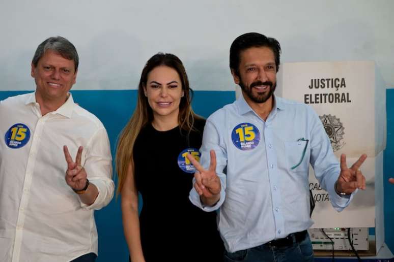 O prefeito Ricardo Nunes chega para votar na Escola Estadual Dom Duarte, zona sul da cidade de São Paulo, com o governador Tarcísio de Freitas e apoiadores