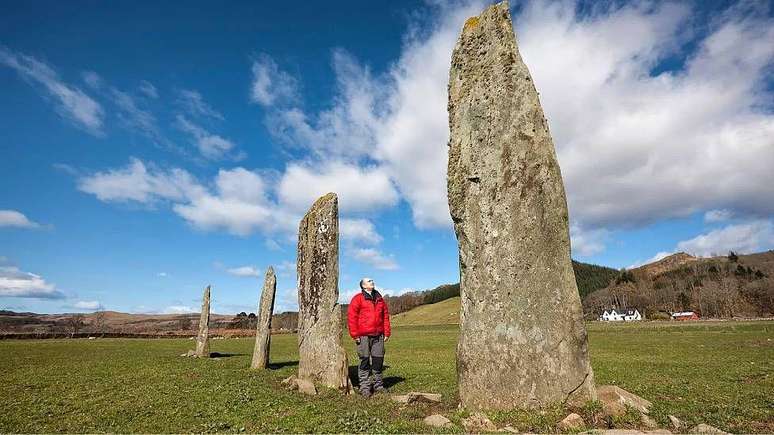 Em Kilmartin Glen há uma coleção de pedras monolíticas, túmulos, anéis de solo e câmaras funerárias. Mais de 800 relíquias antigas também foram encontradas