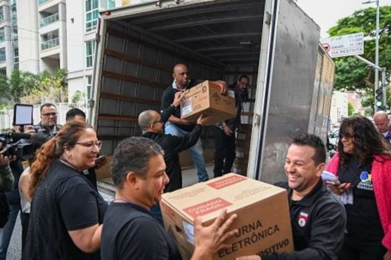 Transporte de urnas na capital paulista realizada neste sábado, 5, para votação deste domingo, 6