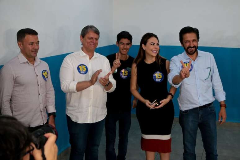 Tomás Covas, ao centro, participa de votação ao lado de Ricardo Nunes em São Paulo