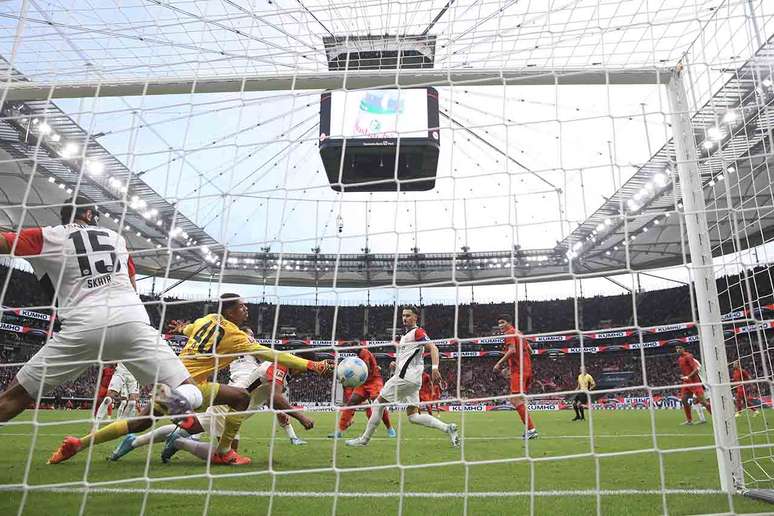 Upamecano marca el segundo gol del Bayern ante el Frankfurt –