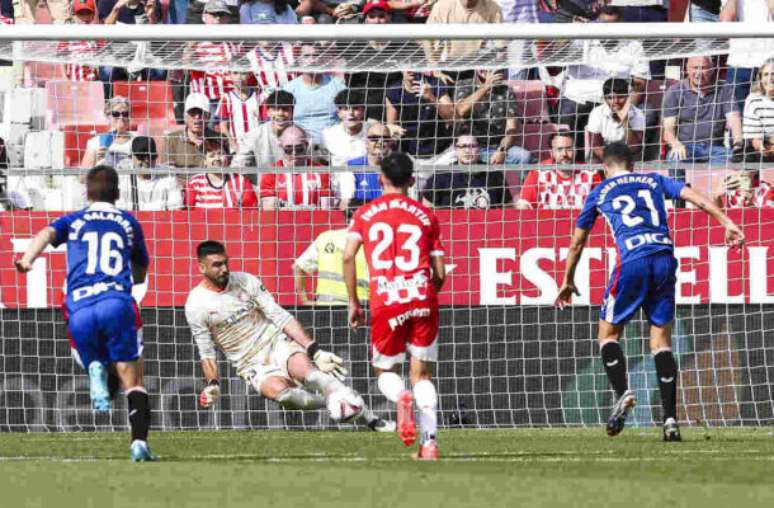 O goleiro defendeu três pênaltis e garantiu a vitória do Girona