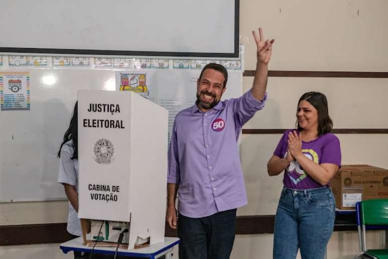 Boulos vota na seção do CEU Campo Limpo acompanhado de sua esposa Natália Szermeta