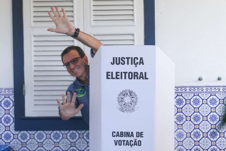 O candidato a reeleição à prefeitura do Rio de Janeiro, Eduardo Paes (PSD) , vota em clube na zona oeste da cidade