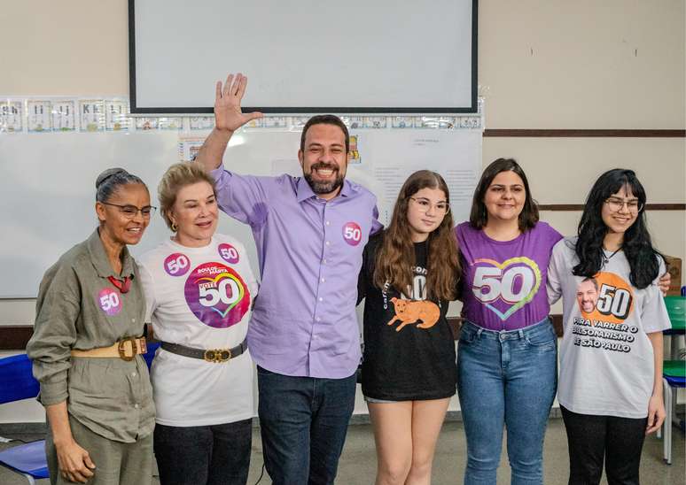 O candidato à prefeitura de São Paulo pelo Psol, Guilherme Boulos, vota em seção eleitoral do CEU Campo Limpo, na zona sul da capital paulista, neste domingo, 06 de outubro de 2024