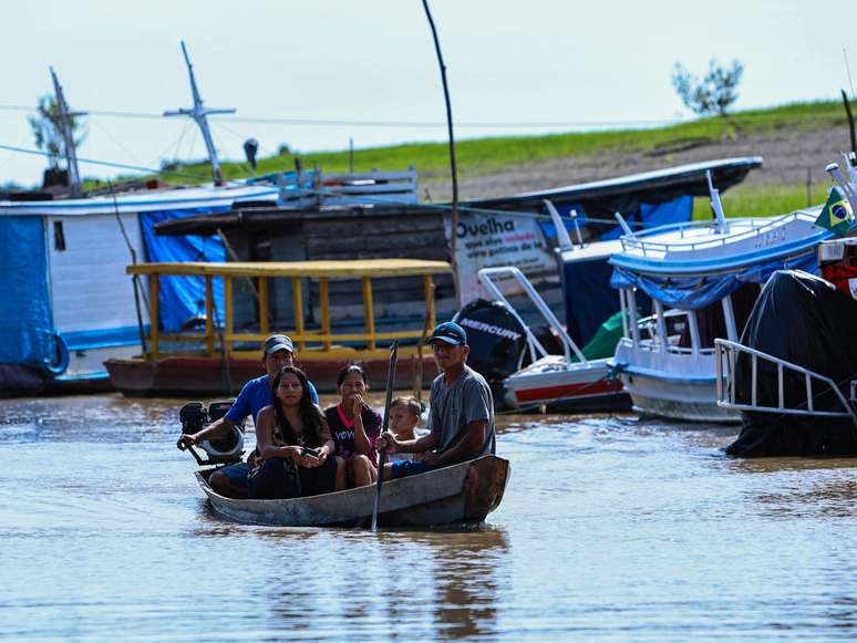 Devido a estiagem severa no Amazonas, Eleitores da comunidade Mainã na zona rural de Manaus, percorrem cerca de 40 minutos em voadeira e caminham 15 minutos para votar, neste domingo, 06/10/24.