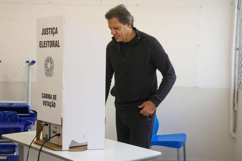 O ministro da Fazenda, Fernando Haddad (PT), votou na manhã de hoje, 6, no colégio Catamarã, na zona sul de São Paulo. 