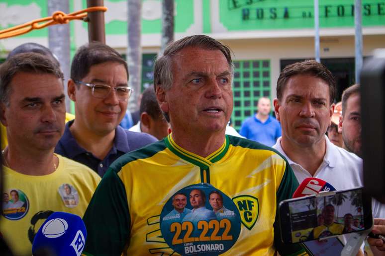 Jair Bolsonaro vota em escola na vila militar, no Rio de Janeiro