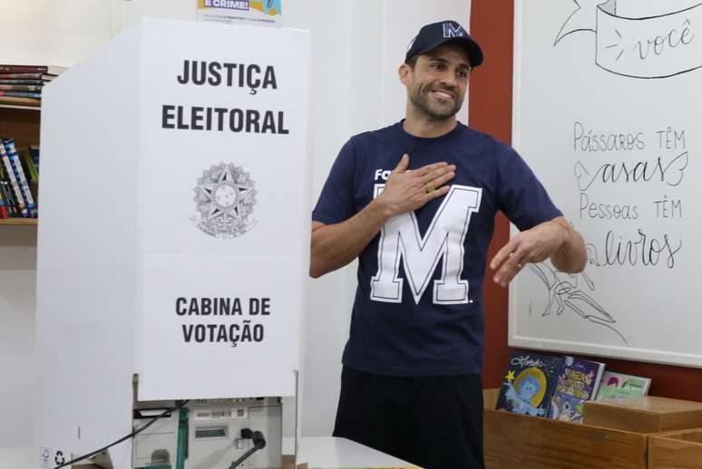 Marçal chegou à escola 5 minutos antes do fechamento das urnas, que encerrou às 17h. O candidato apareceu descalço e vestindo uma camisa com estampa da letra inicial do seu sobrenome