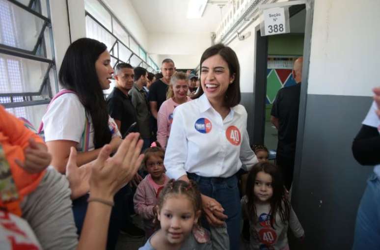 Tabata Amaral vota em São Paulo neste domingo, 6