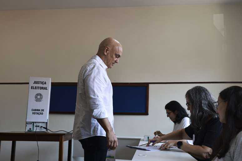 Ministro do Supremo Tribunal Federal, Alexandre de Moraes, chega para registrar seu voto no Colégio Madre Alix