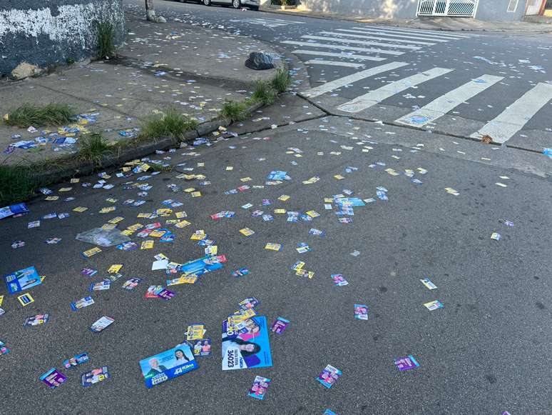 Rua amanheceu coberta de santinhos em São Bernardo do Campo, em frente a escola onde Lula vota