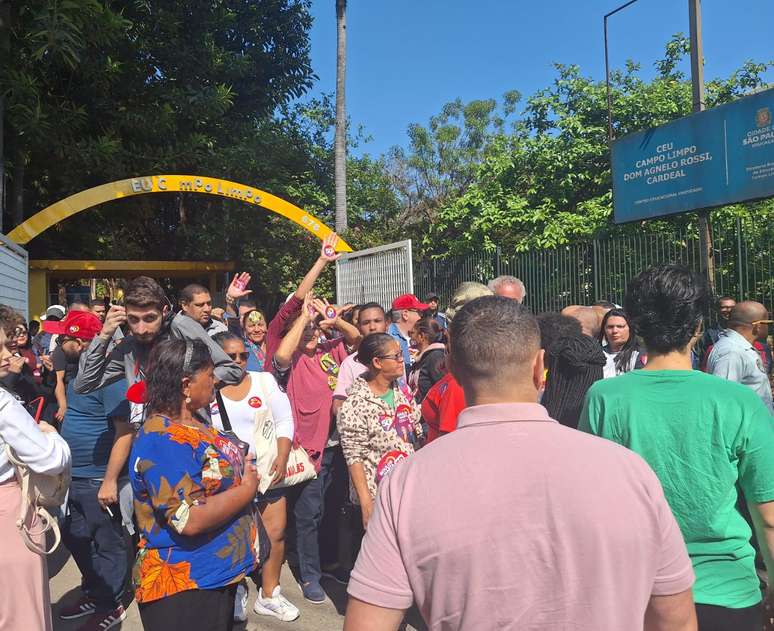 Apoiadores aglomerados na entrada do CEU Campo Limpo