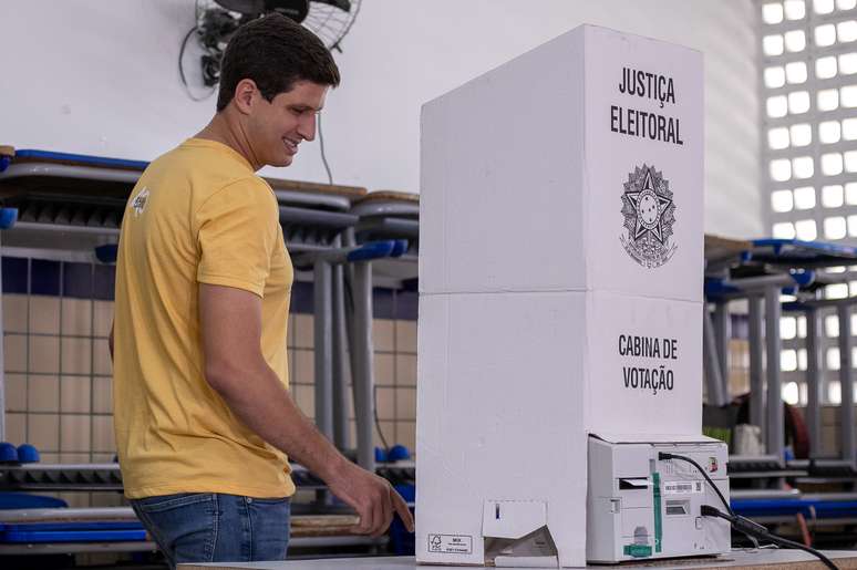 João Campos (PSB), vota na Escola de Referência do Ensino Médio (EREM) Professor Candido Duarte