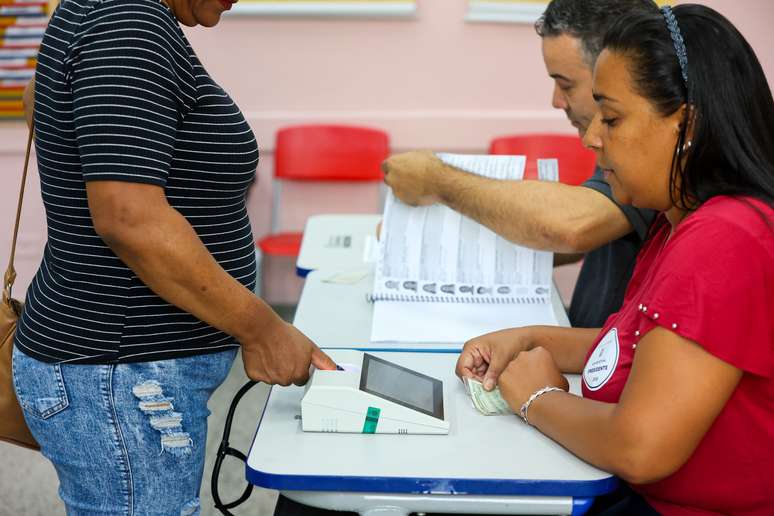 Eleitores votam neste domingo, 6