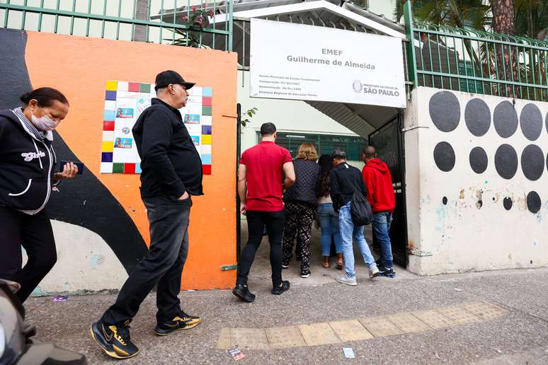 Eleitores chegam para votar 