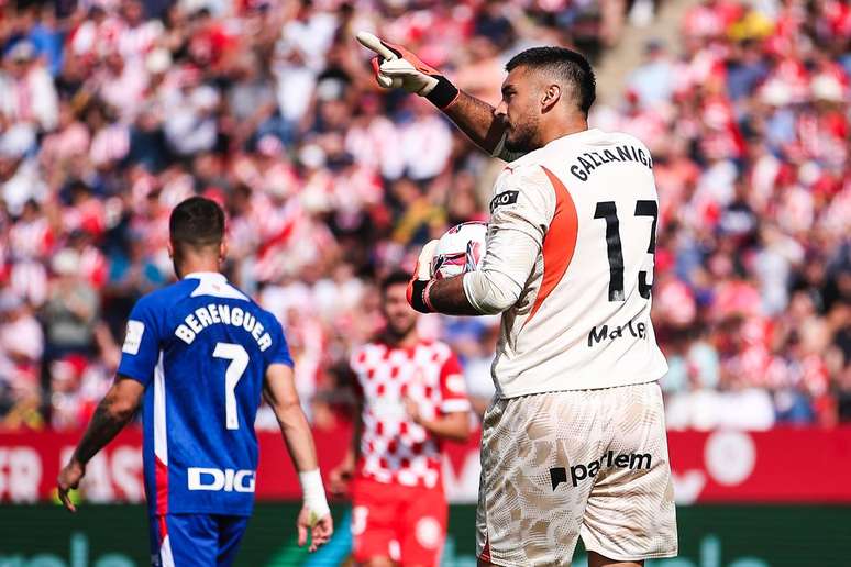 Paulo Gazzaniga comemorando uma dos pênaltis defendidos –