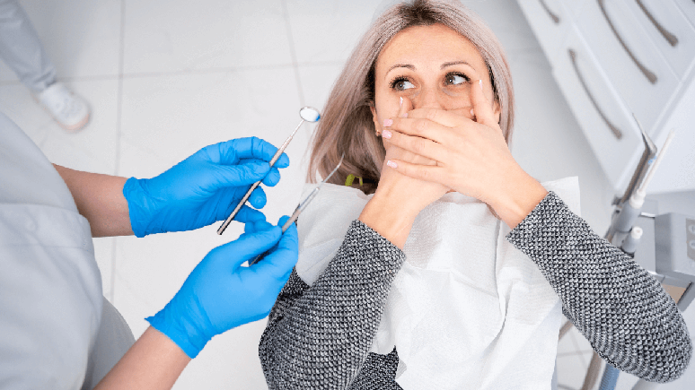 Conversar sobre o medo com seu dentista pode ser uma via para adotar abordagens mais humanizadas / Foto: Shutterstock