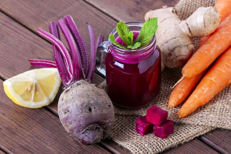 Suco de beterraba, cenoura, gengibre e limão 