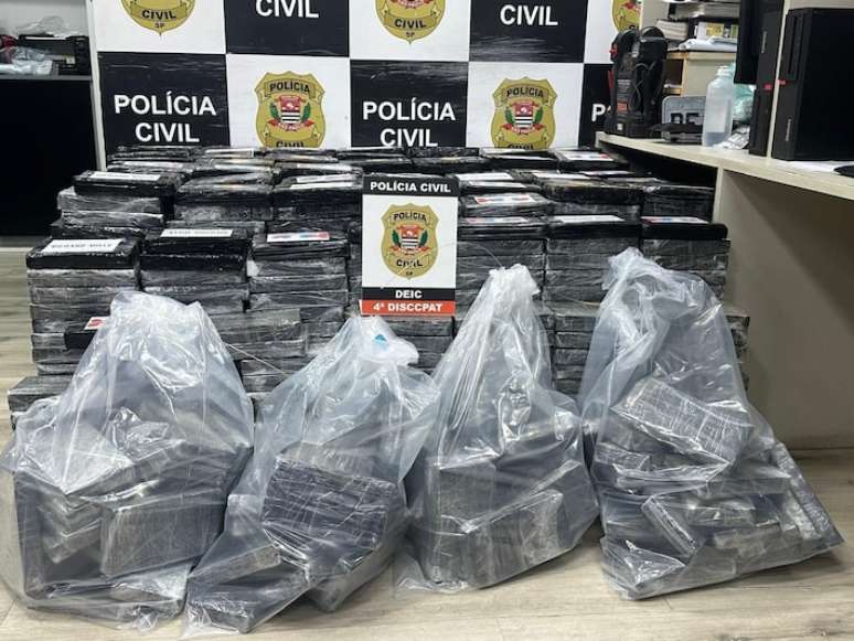 Quantidade de cocaína apreendida poderia render R$ 30 milhões aos criminosos, estimam os policiais.