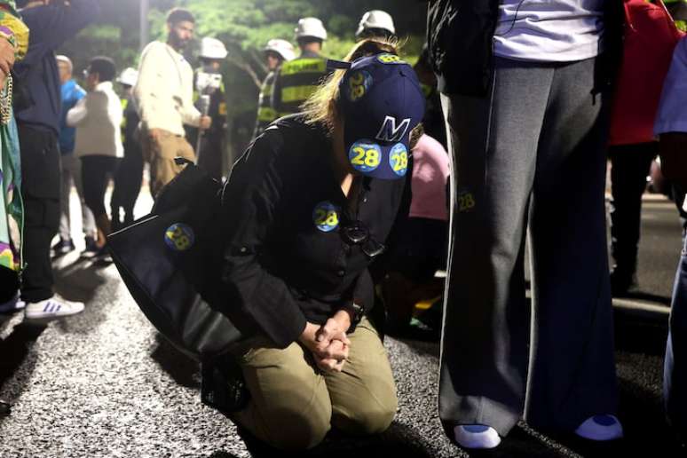 S&Atilde;O PAULO, SP, 06.10.2024: ELEI&Ccedil;&Otilde;ES-APOIADORES-MAR&Ccedil;AL - Apoiadores de Pablo Mar&ccedil;al (PRTB), rezam e choram depois do resultado das elei&ccedil;&otilde;es, nesta noite de domingo, 06 de outubro de 2024. (