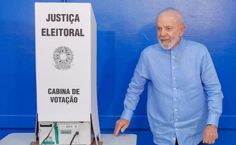 Lula durante votação neste domingo, 6.