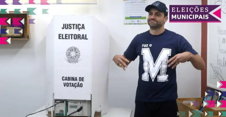 Pablo Marçal posa para fotos durante votação no primeiro turno. Ex-coach ficou prestes a ir para o segundo turno em São Paulo mesmo não tendo tempo de TV e rádio