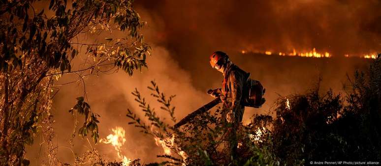 Cena de aviões ou helicópteros despejando água nas chamas não é comum no Brasil