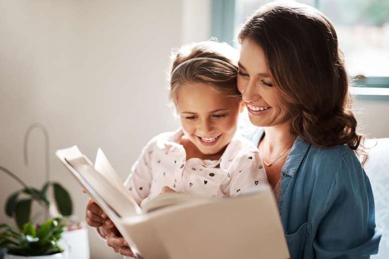 Escolher livros como presente estimula a imaginação infantil e o aprendizado