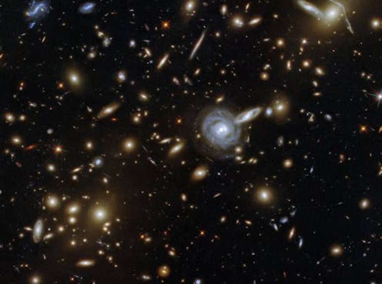 Imagem de galáxias distantes captada pelo telescópio espacial Hubble: diferentes métodos para medição da velocidade de expansão do Universo estão apresentando resultados discrepantes e provocando discussão entre os cientistas ESA/Hubble & Nasa, F. Pacaud, D. Coe