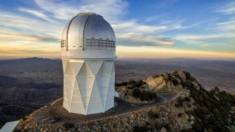 A pesquisa do Dark Energy Spectroscopic Instrument (Desi) é realizada a partir do telescópio Mayall, de 4 metros, no Arizona. KPNO/NOIRLab/NSF/AURA/P. Marenfeld, CC BY