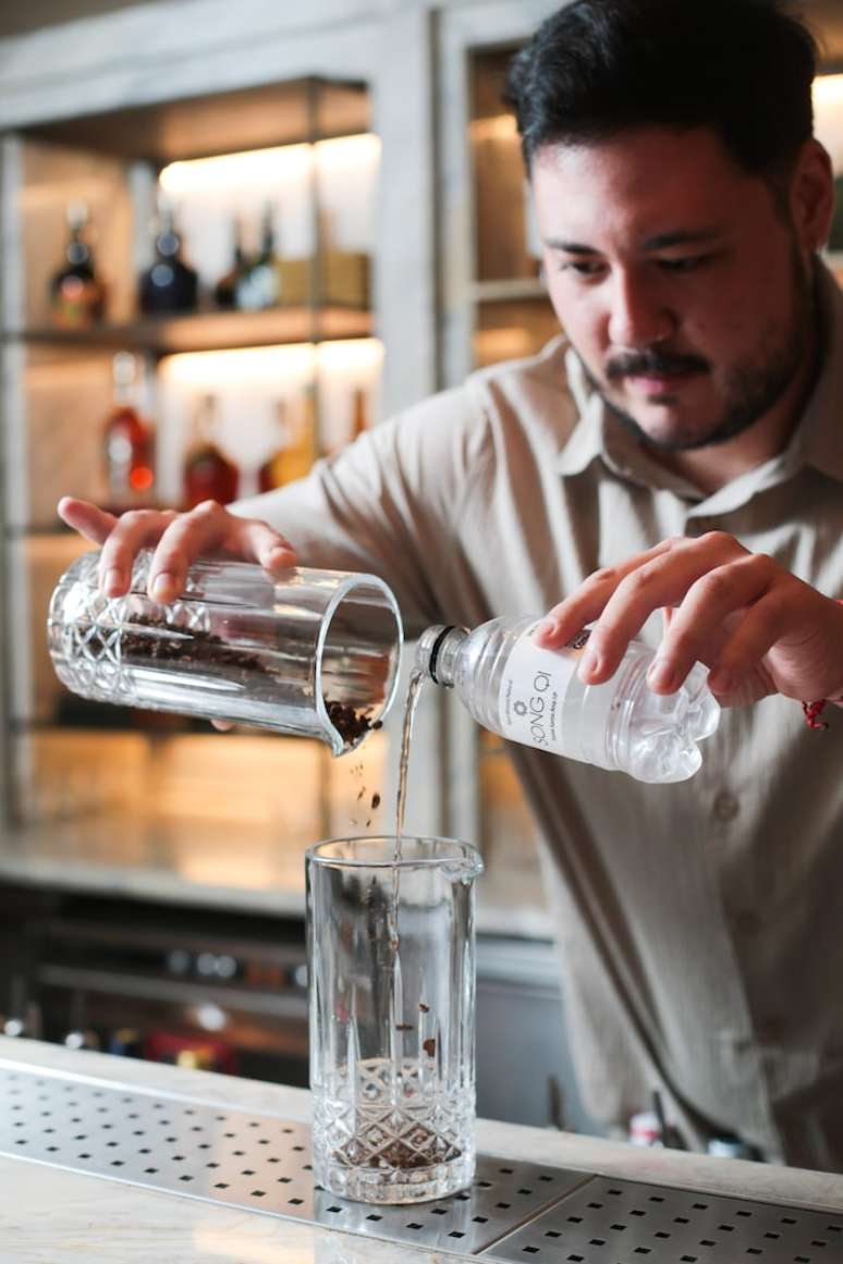 O bartender Ricardo Takahashi, o Japorês, utiliza o cold brew como base de drinque servido no restaurante Song Qi