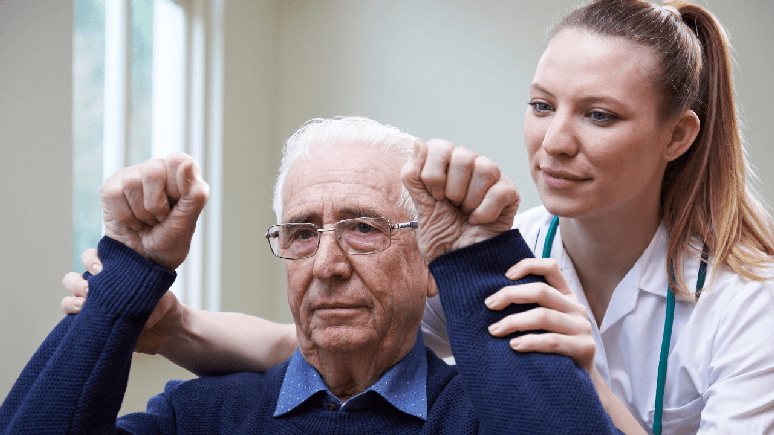 Pacientes que tiveram AVC podem sofrer com sequelas que limitam seus movimentos / Foto: Shutterstock