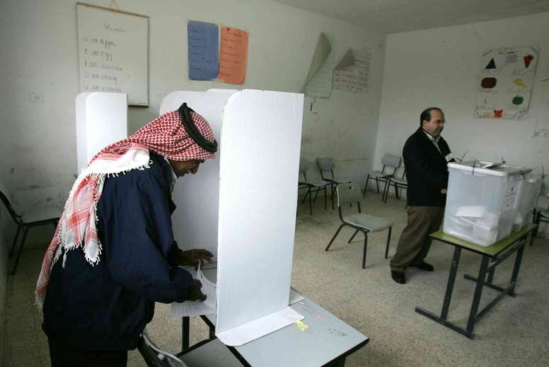 Homens palestinos votam em 2006, a última vez que os palestinos puderam votar em eleições nacionais. Menahem Kahana/AFP via Getty Images