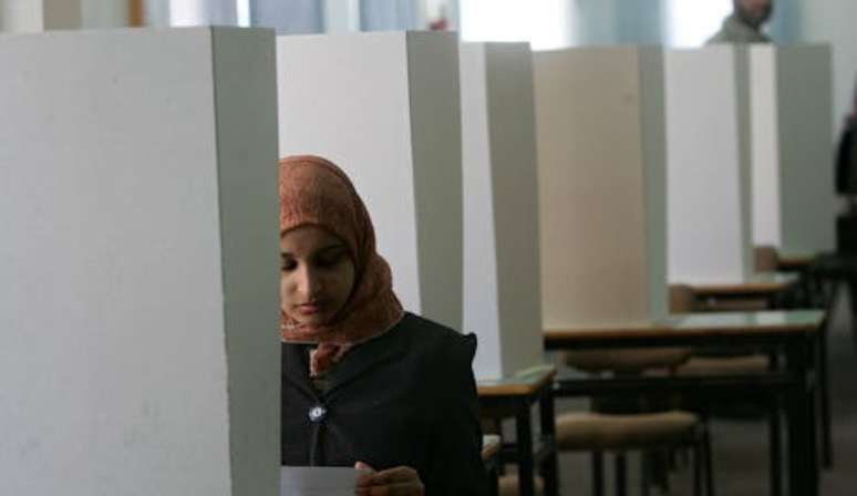 Um estudante universitário palestino vota na Cidade de Gaza em 2006. Abid Katib/Getty Images