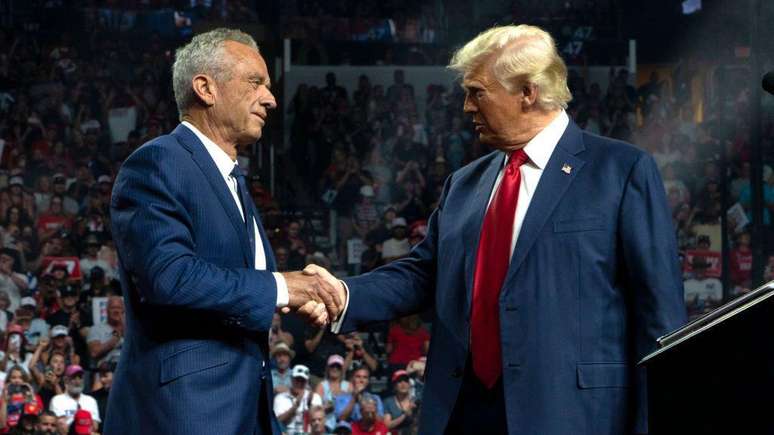 Robert Kennedy Jr. retirou sua candidatura e deu seu apoio a Trump