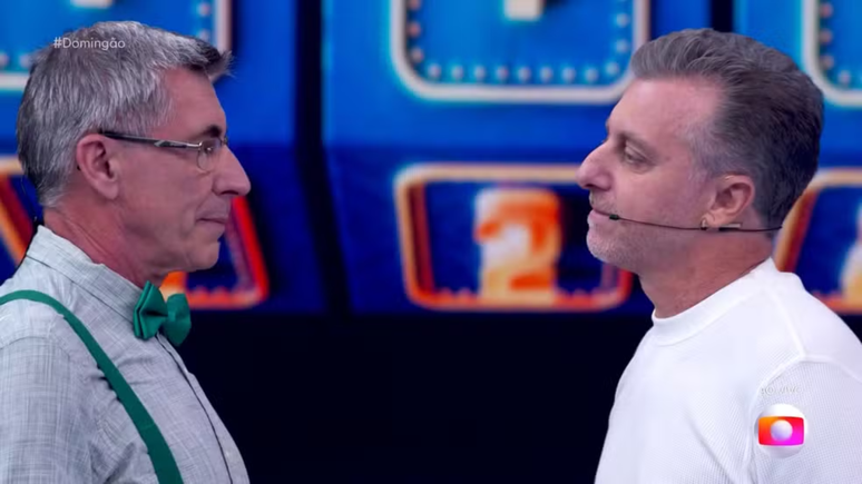 Luciano Huck mede nariz no 'Domingão'