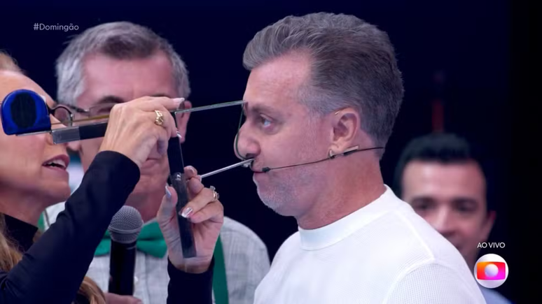 Luciano Huck mede nariz no 'Domingão'