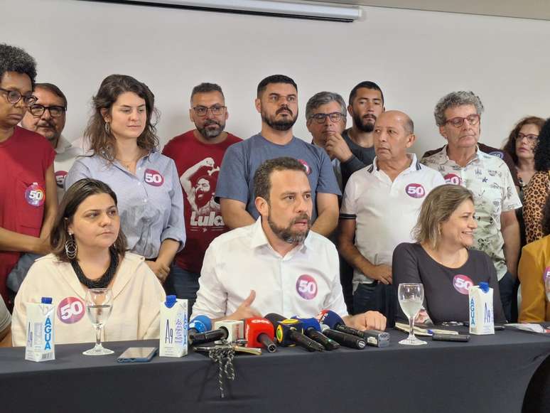 Guilherme Boulos em coletiva de imprensa 