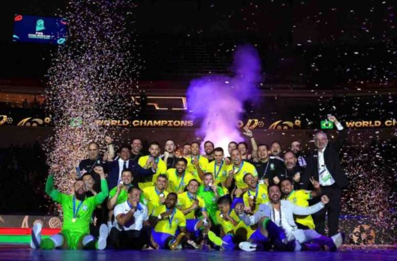 A fachada da CBF homenageia os campeões mundiais de futsal