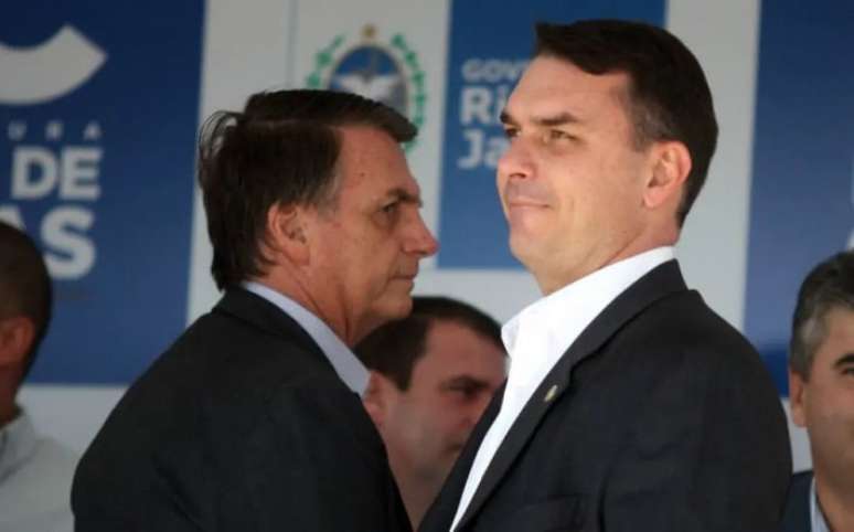 O presidente Jair Bolsonaro e o filho 01, Flávio Bolsonaro.