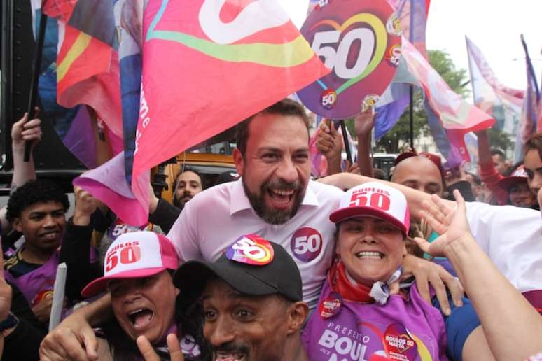 Guilherme Boulos, candidato do PSOL à Prefeitura de SP, durante caminhada na região do M'Boi Mirim, na zona sul