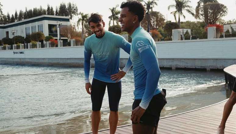 Jugadores de la Selección se arriesgan surfeando en piscina de olas artificiales –