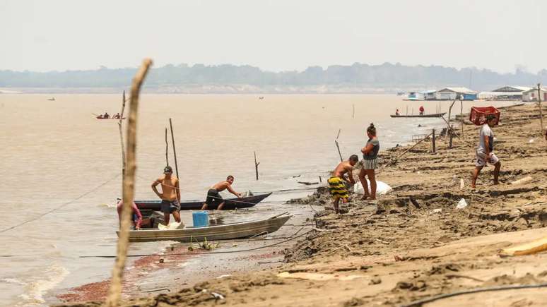 Os pescadores beneficiados somam, aproximadamente, 100 mil